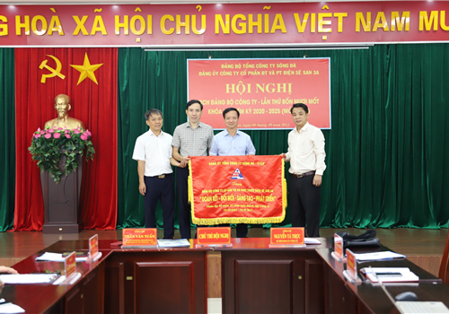 Đảng ủy Tổng công ty Sông Đà trao tặng bức trướng cho Đảng bộ Công ty CP Đầu tư và Phát triển điện Sê San 3A nhân dịp kỷ niệm 20 năm ngày thành lập Công ty (10/10/2003 – 10/10/2023)