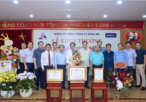 Đảng ủy Tổng công ty Sông Đà tặng Giấy khen cho tác giả đạt Giải nhất – Giải Búa liềm vàng Khối Doanh nghiệp Trung ương năm 2023