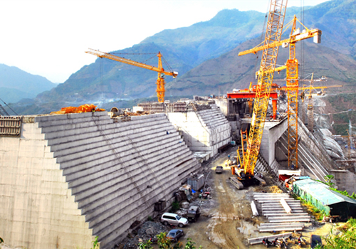 cần cẩu thủy thủy điện sơn la.jpg